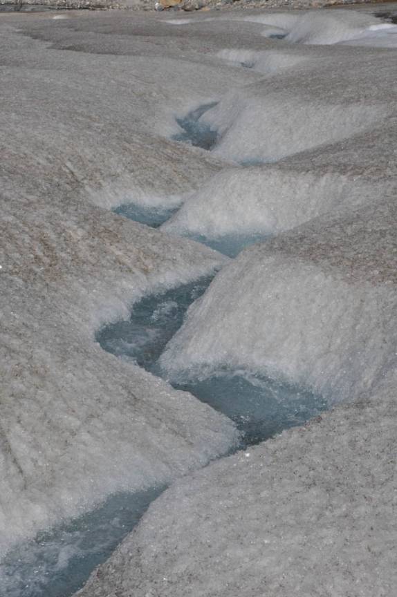 Riacho atravessa a geleira de Columbia Ice Fields, no Jasper National Park, em Alberta, no Canadá
